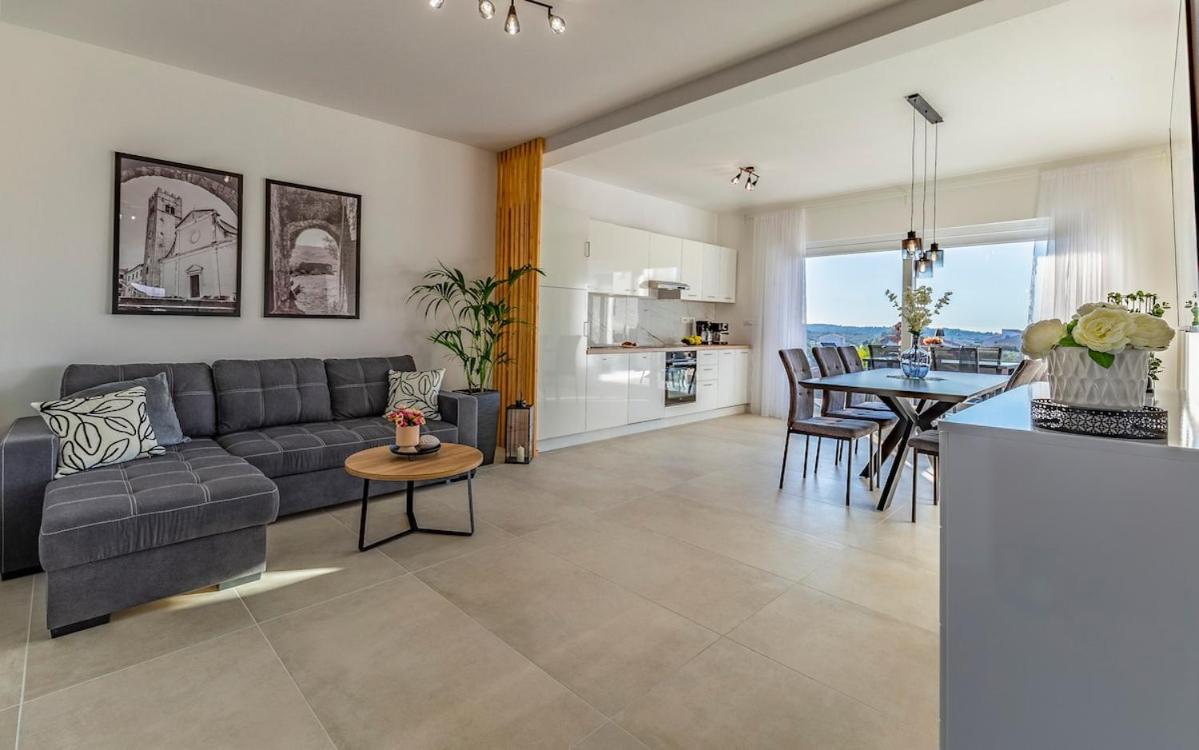 Veluana 3 With A Balcony Apartman Pula